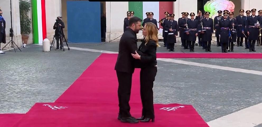 泽连斯基为什么老往欧洲跑呢？原因很简单，欧洲会提供武器和资金，说白了，如今的乌克