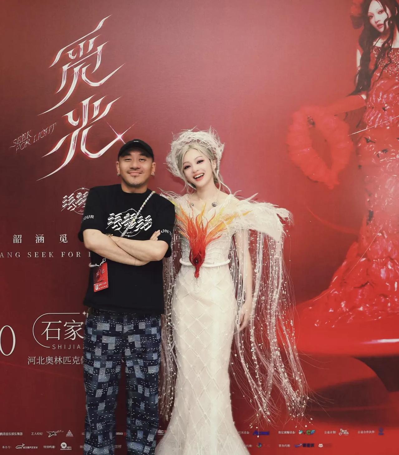 一直以为张韶涵造型师应该是个心思细腻的女生，没想到是个壮大汉，太意外了！演唱会是