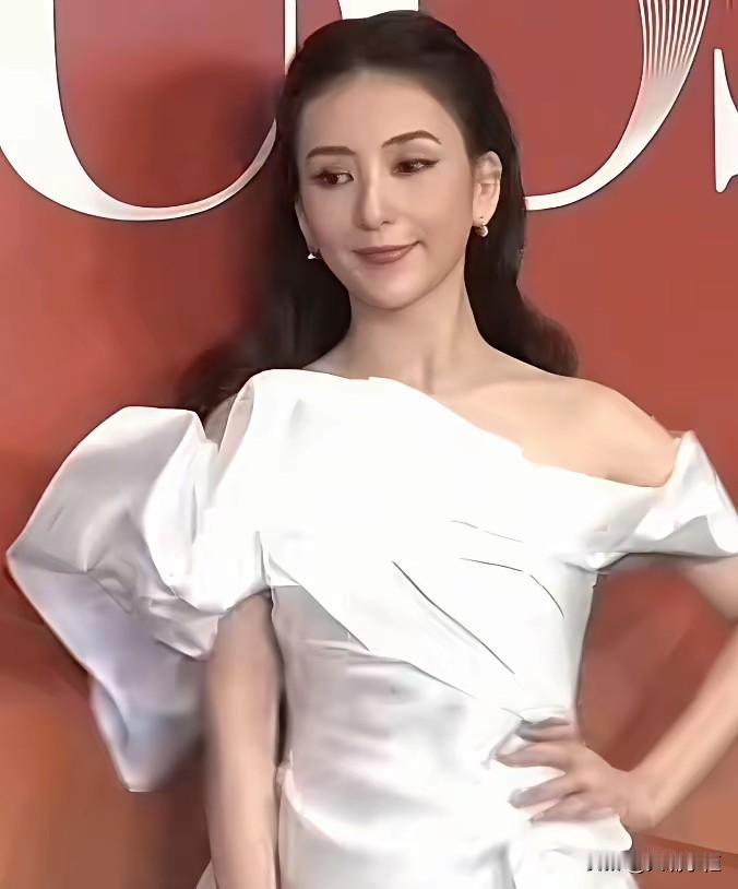 2017年方媛大婚，晒出一双红婚鞋，此举被媒体解读为对熊黛林的嘲讽。2026年