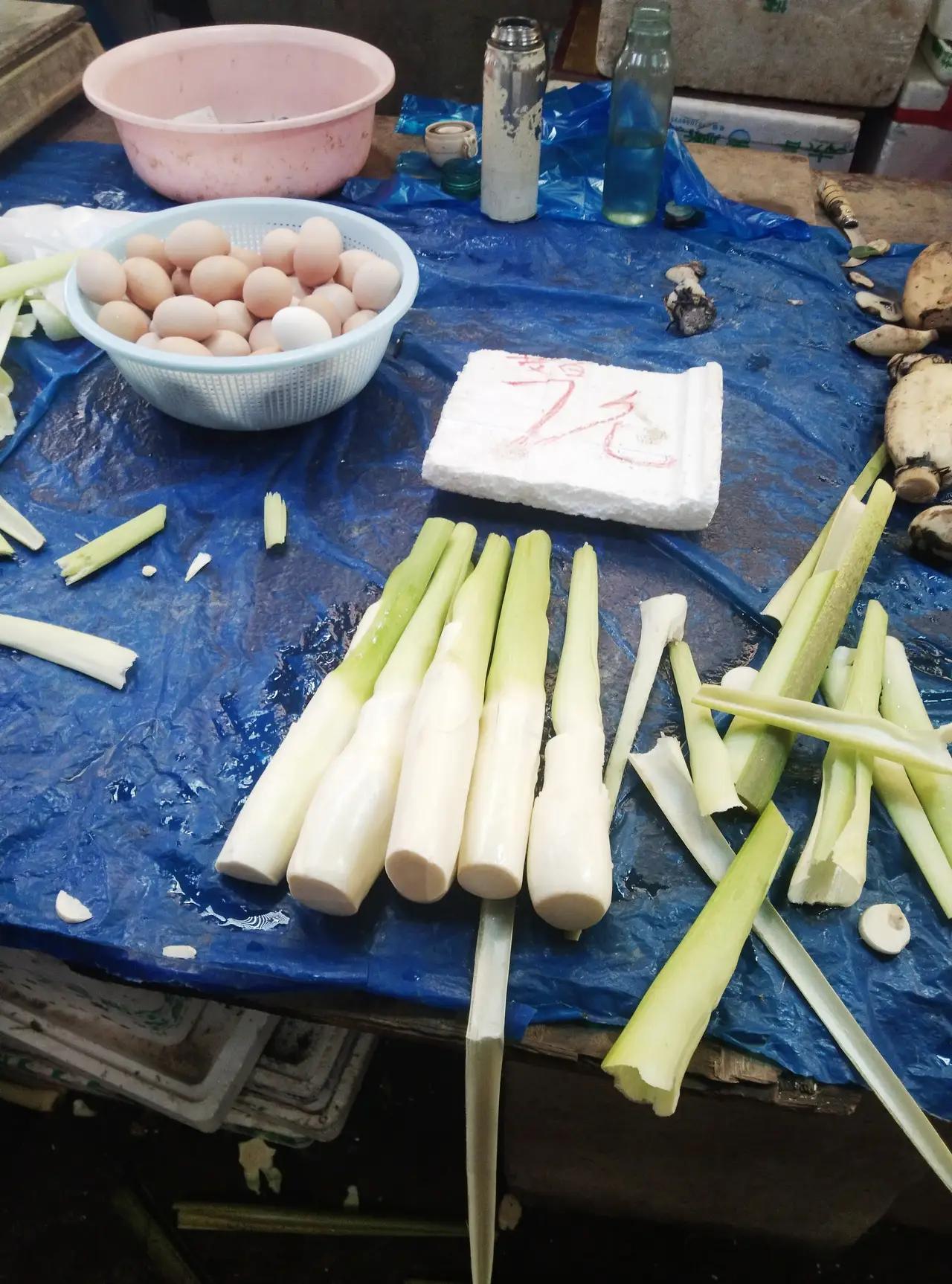 这种菜，全国各地叫法简直五花八门，太有意思了。在我们宁波慈溪叫茭白(高白)