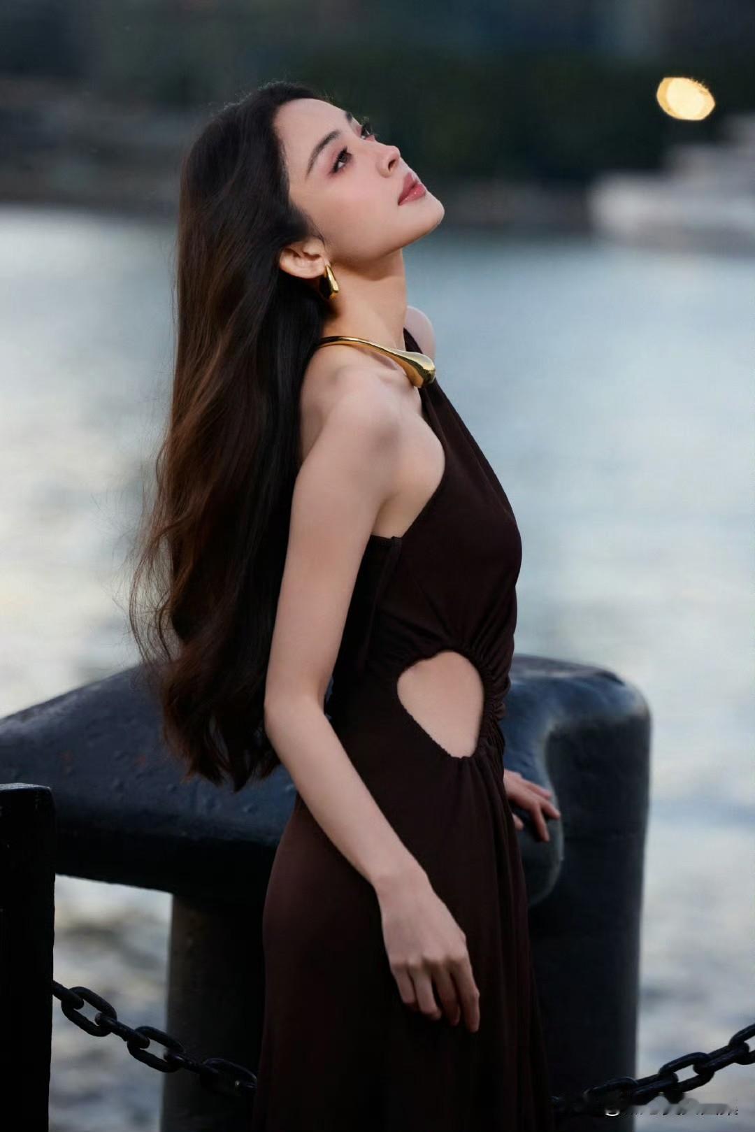 古力娜扎CityWalk这造型绝了！朱唇搭配裙装，那冷酷姿态直接把人拿捏。她迈