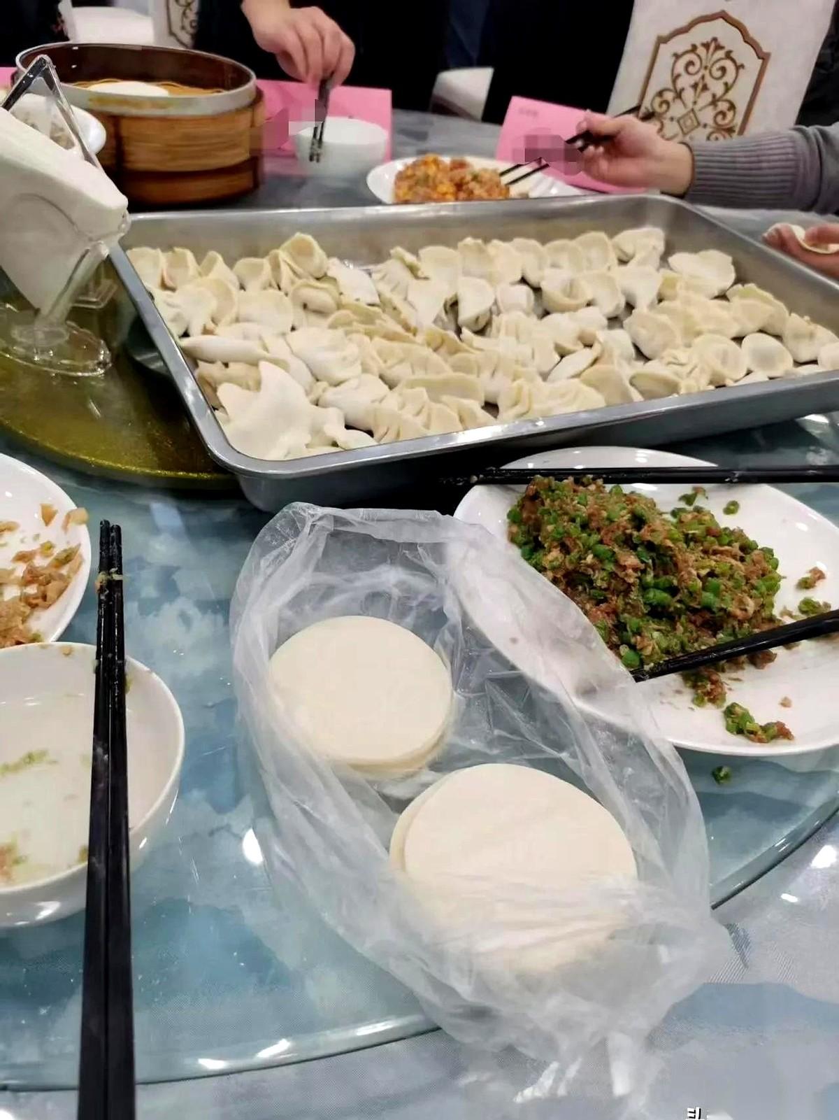 领导夹起一个饺子，咂咂嘴，问：“今儿这饺子馅儿，怎么有股苦味？”我看着他旁边那