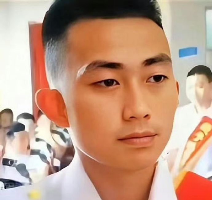 海军战士王忠辉，于2022年在南海实战化训练中壮烈牺牲，时年仅24岁。胸戴红花