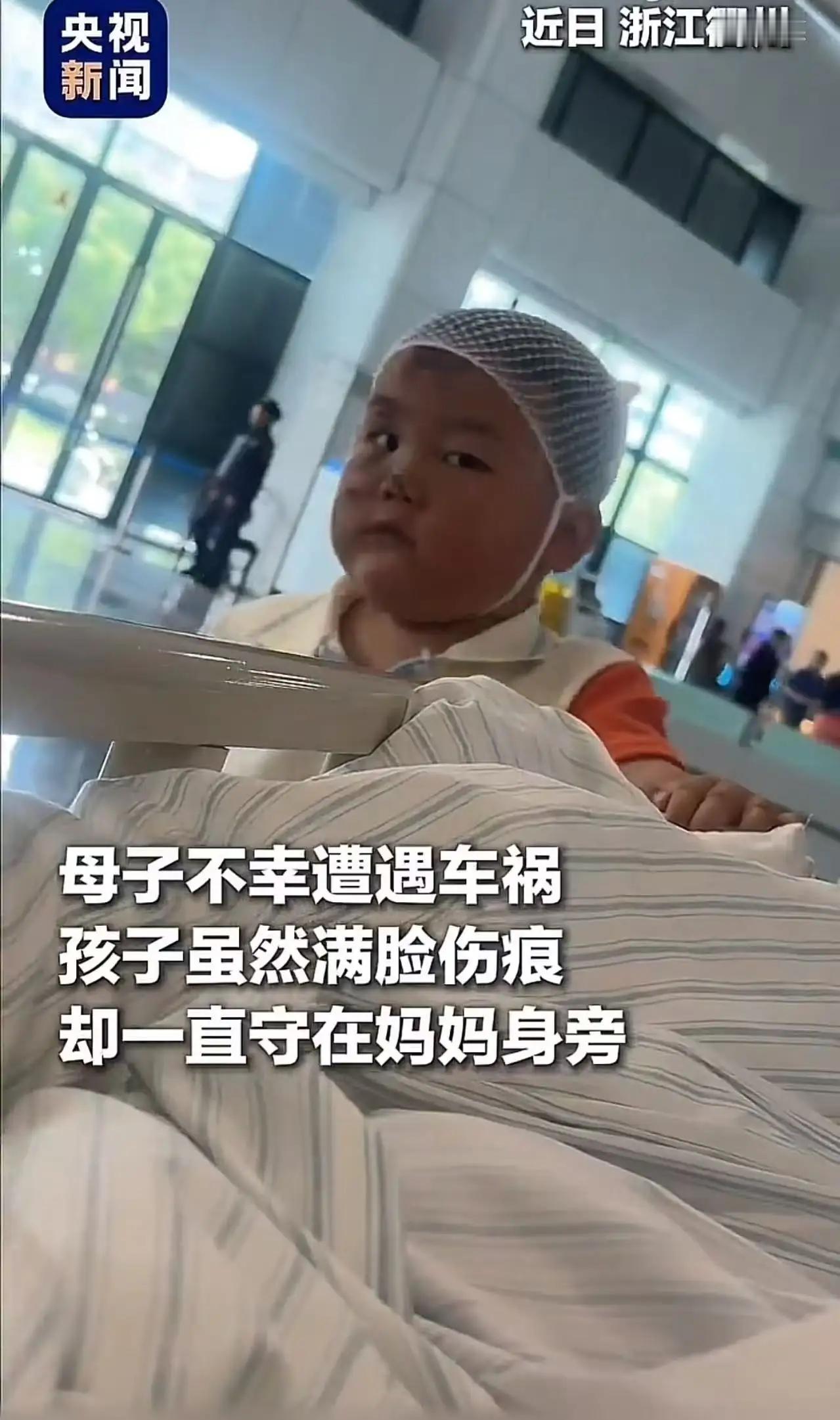 浙江衢州，一场突如其来的车祸，撕碎了一对母子平静的日常。单亲妈妈骑着电动车