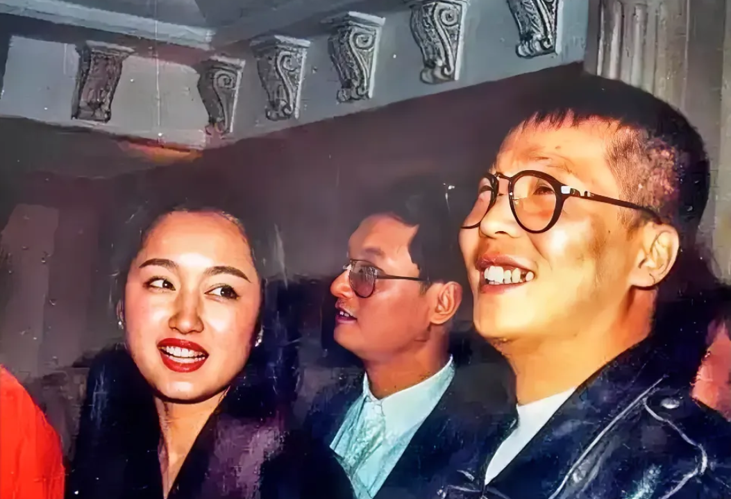 中间这位男士，是著名作曲家李海鹰，其代表作《弯弯的月亮》《<em>我不想说</em>》及《走四方