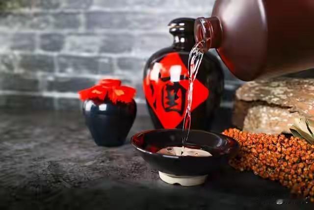 退休以后闲时多，平淡生活莫蹉跎。吃喝玩乐随心过，酒杯一端乐呵呵。