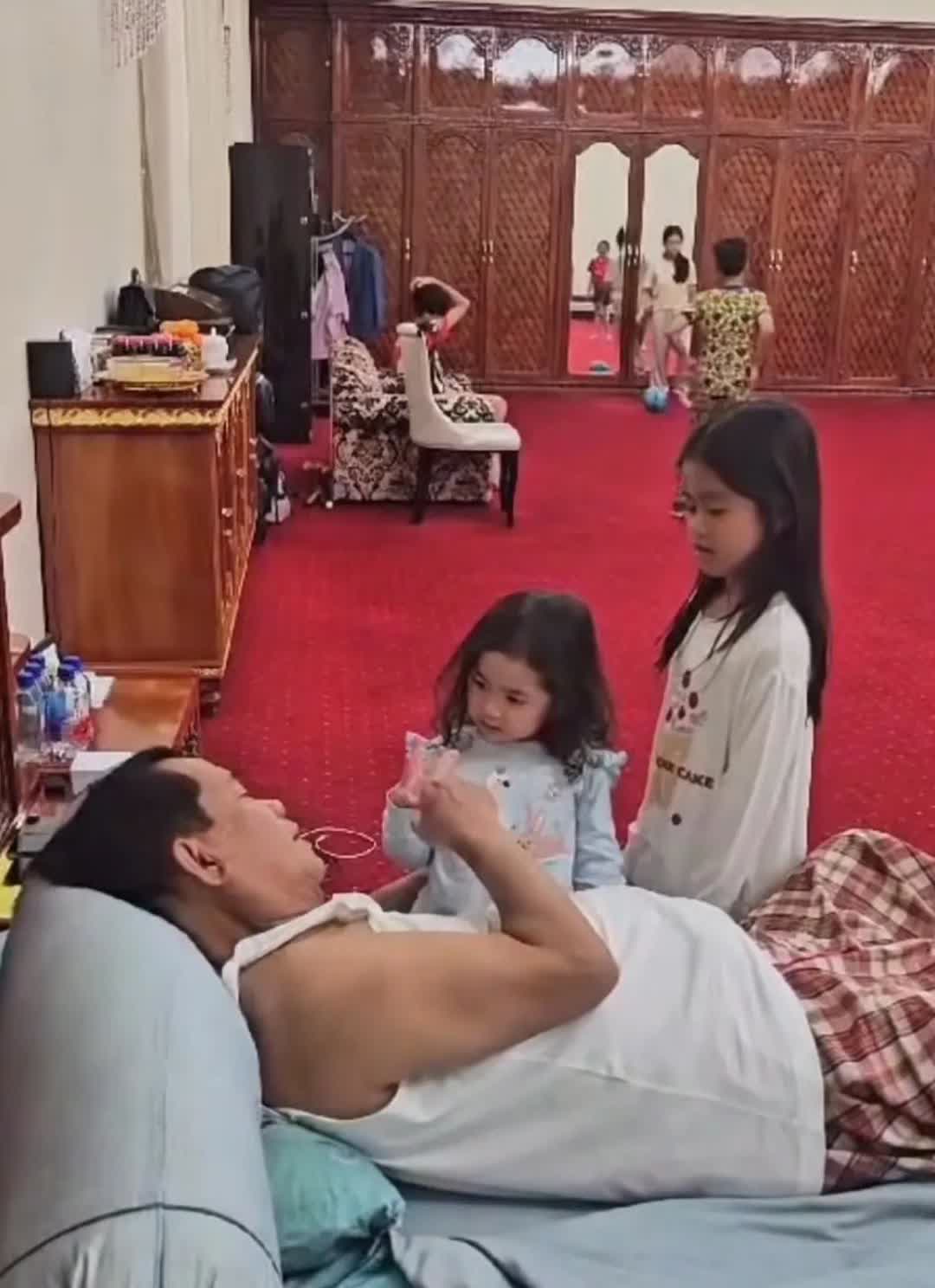 一国之君洪森，拥有多块价值数亿的名表，财富权力也是举国无双。可他的住宅卧室陈设，