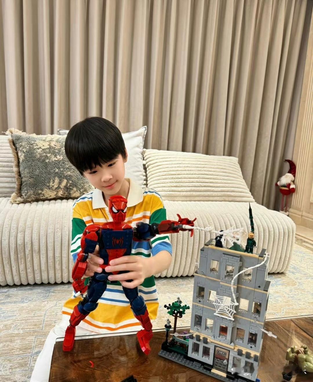 43岁黄圣依和小儿子在家中拼玩具，母子俩看起来关系真好！儿子遗传了她的冷白皮，五