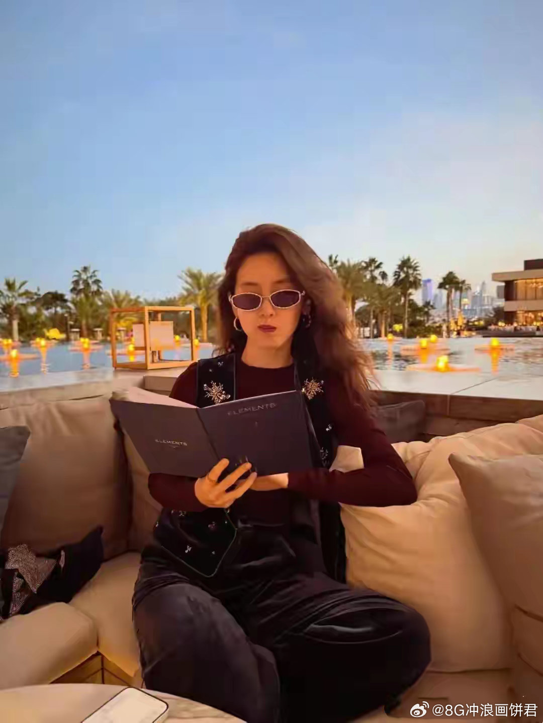 章泽天飞迪拜陪刘强东，住60万酒店吃高档自助，打扮贵气像李嘉欣