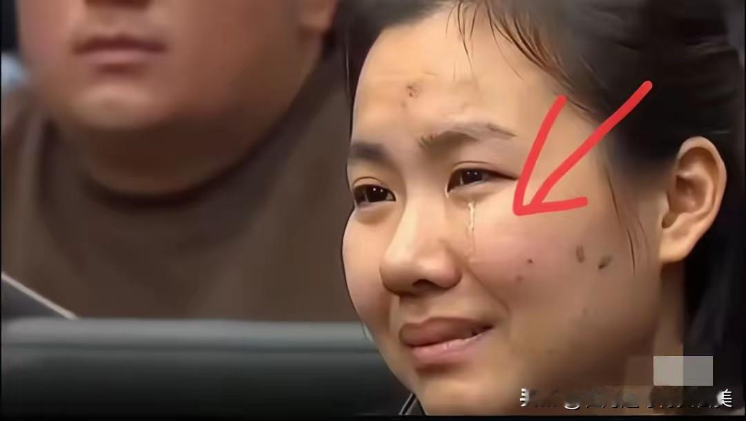 以前在缅北呼风唤雨的明珍珍庭审被判死刑那天，突然掉下一行泪旁边的法警愣