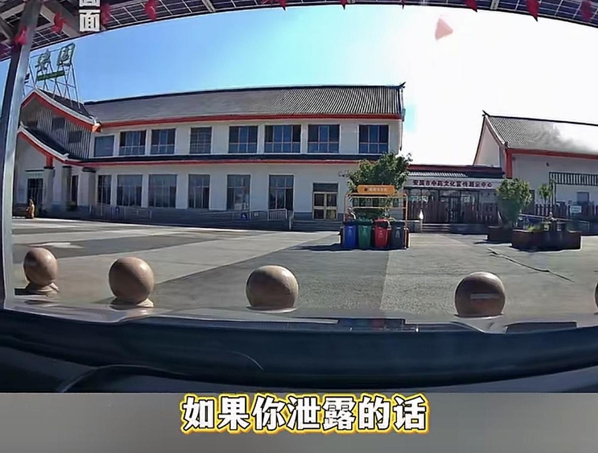 河北保定，一男子在服务区停车时，看到一辆车企“伪装测试车”。他出于好奇，隔老远拍