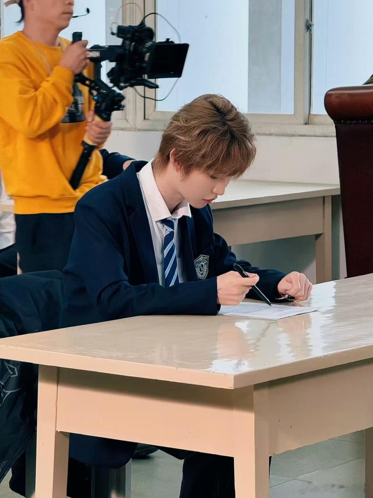 吒宝被火龙果咬了笑不活了！吒宝因为发色被叫“火龙果”，结果在《PEL搞什么》吃