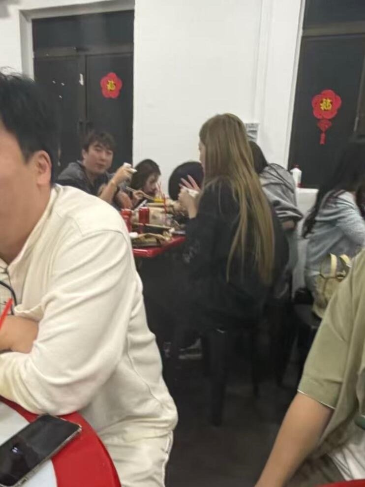 网友偶遇王思聪和懒懒，咋长得跟乔杉一样了