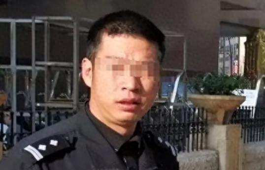 1998年的昆明街头，出了件轰动全城的大事！一辆警用面包车里，竟发现了两具警察的