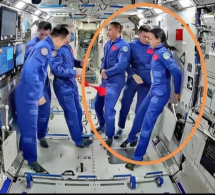 全网都在刷屏航天员太空交接的高光名场面，整齐划一、从容大气，看着就让人热血沸腾，