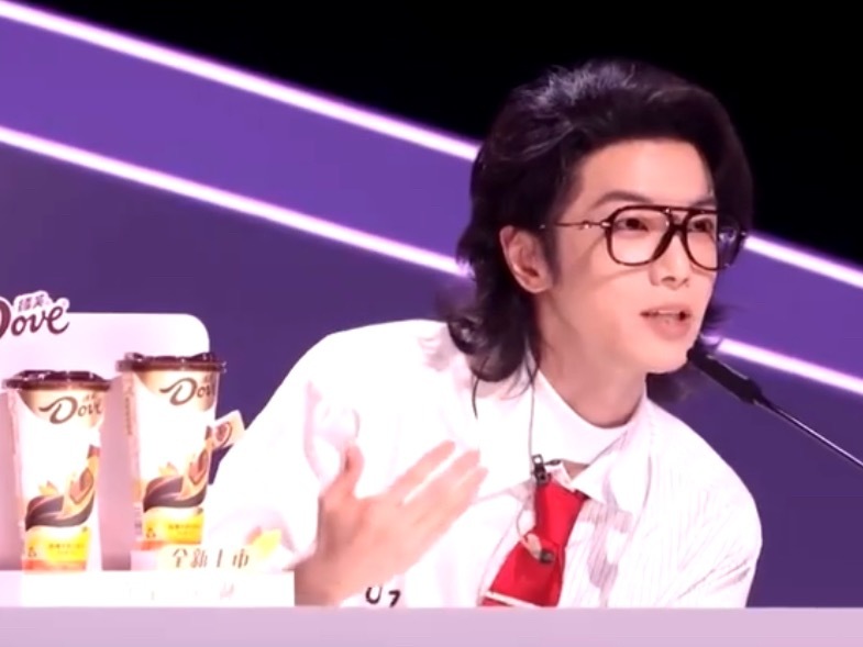 谁上一天班都华晨宇这个样吧，结束之后还要筹备演唱会音乐节，在本场快结束的时候又重