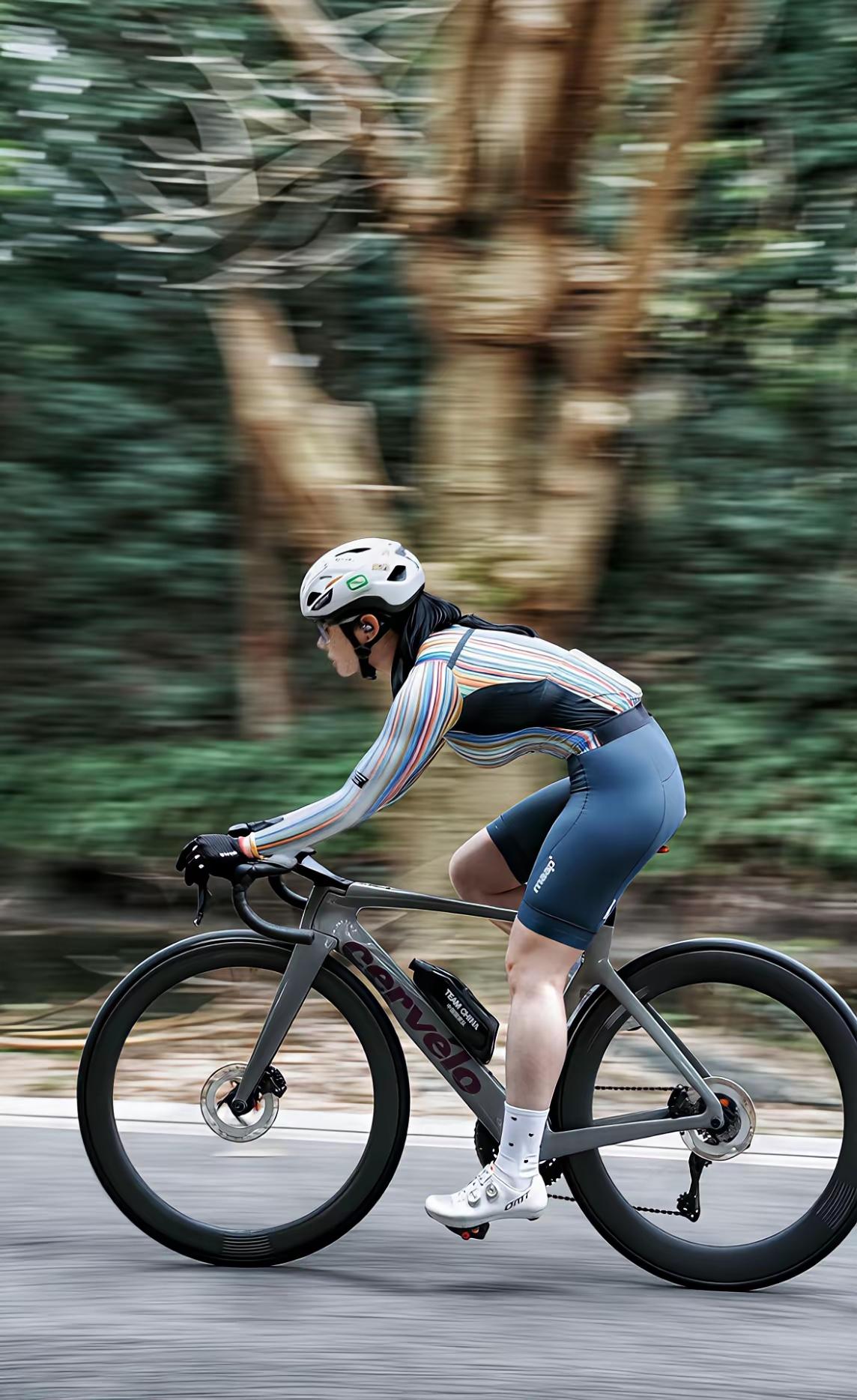 爱运动系列/爱运动爱生活，爱自己爱健康/骑行的魅力/骑行在林间小道，感受速度与激