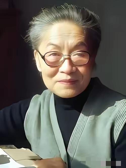 杨绛先生晚年告诫：“人到晚年，唯一能依靠的只有两样东西：年轻时攒下的钱，和清醒