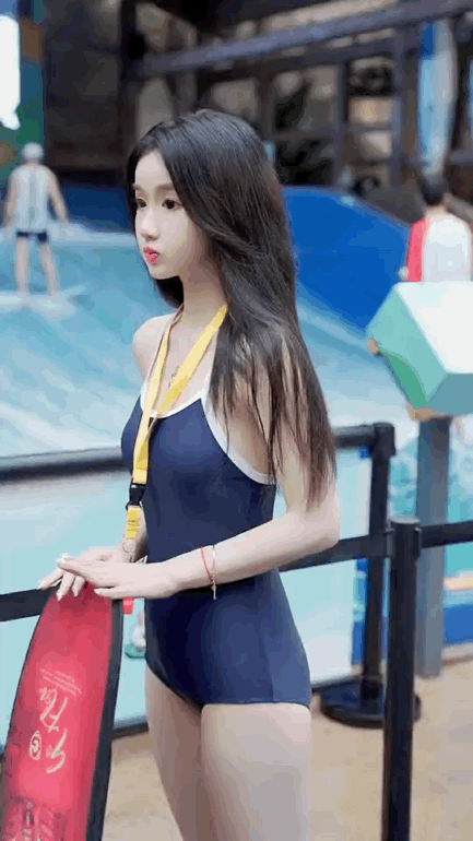 如果没有说错的话，这个妹子是教别人玩滑板的教练吧？