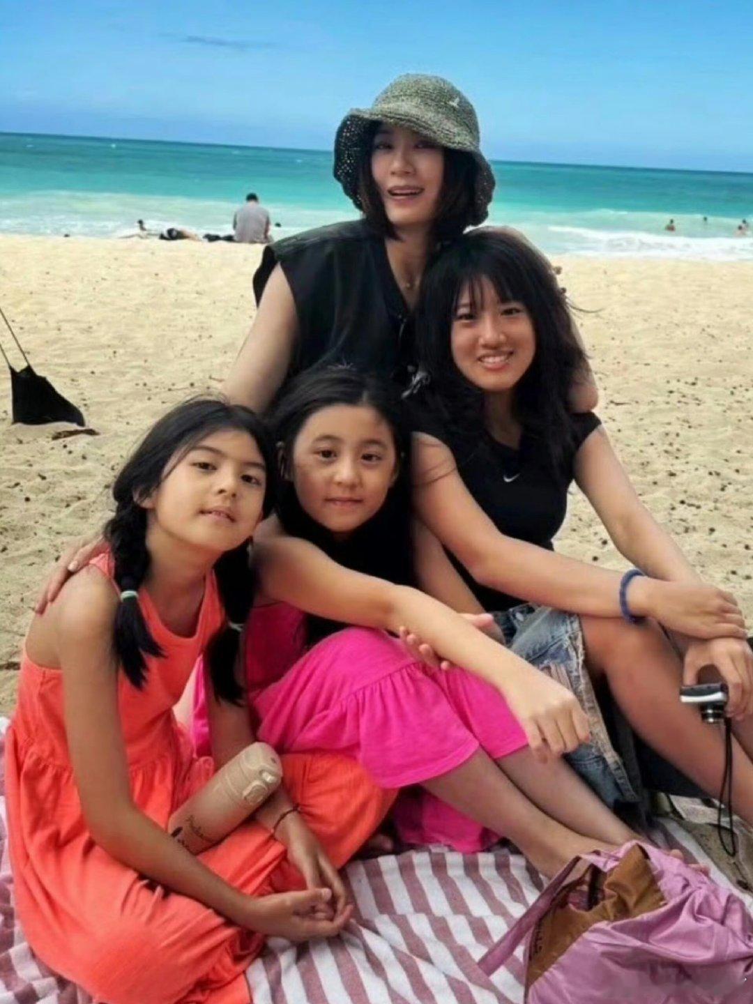 贾静雯大女儿21岁了梧桐妹21岁了贾静雯大方证实梧桐妹恋爱，坦言见过男友并且一起