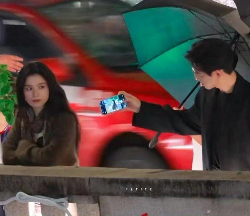 李现是张婧仪的站姐吧这剧组氛围真的绝了，李现那个拍照热情，感觉比张婧仪本人还上心