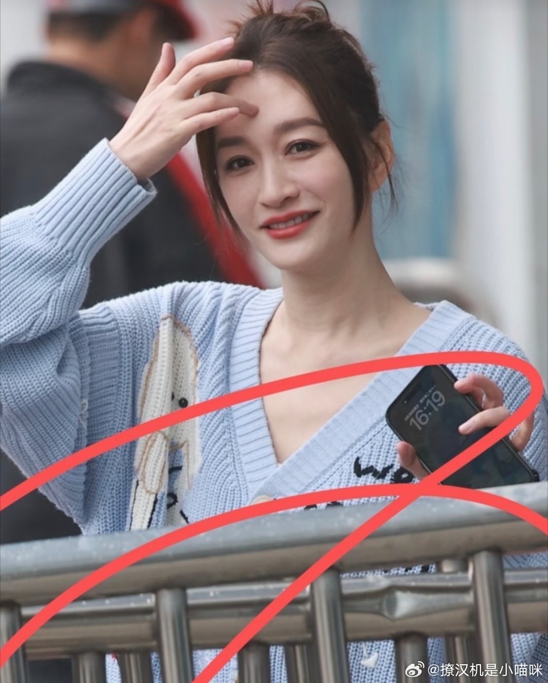 50岁的李小冉，生图一点颈纹都没有，我的天哪。内娱女明星真牛逼