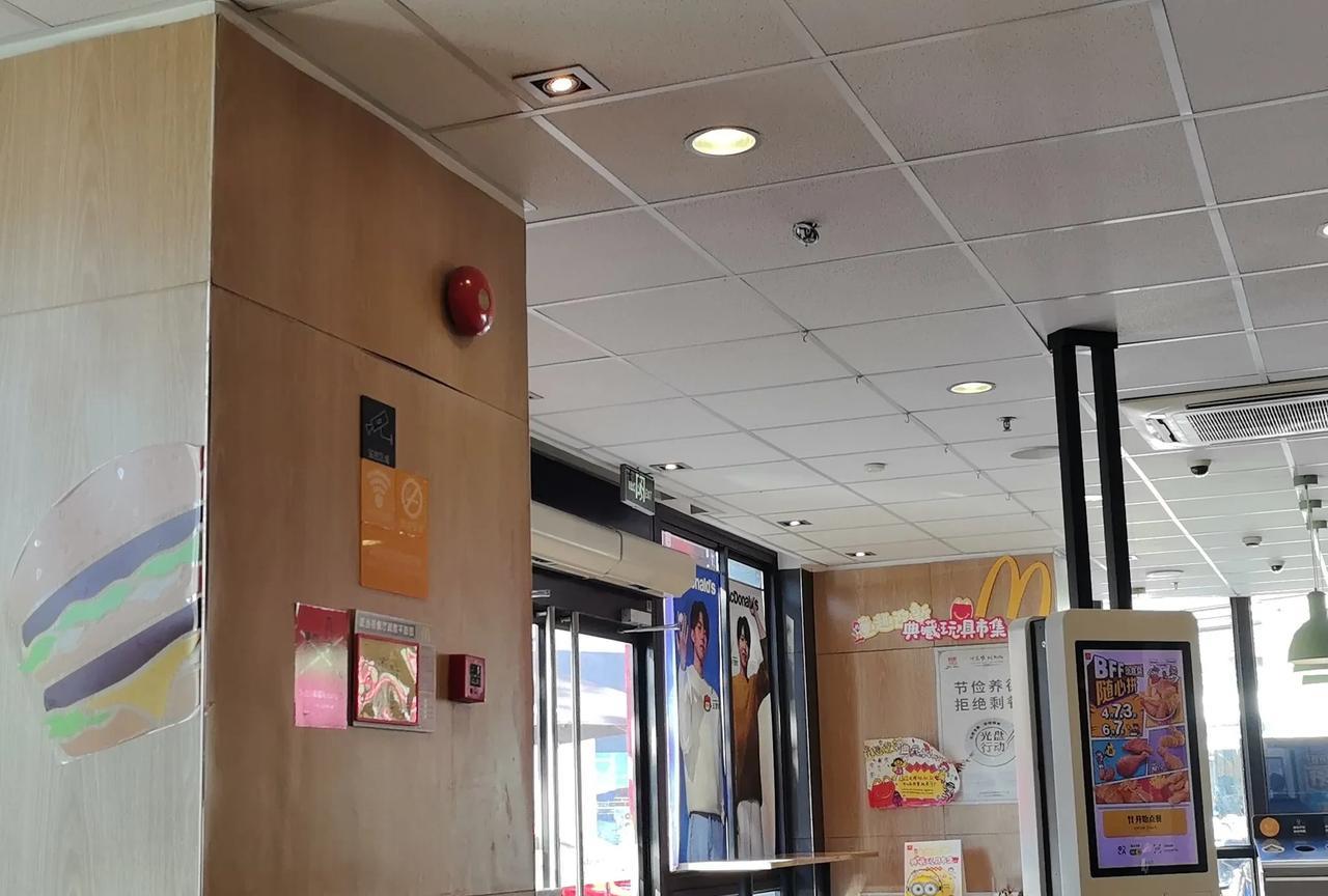 现在国内做炸鸡、汉堡的快餐店多如牛毛！除了几家老牌做炸鸡、汉堡的西式快餐，如肯