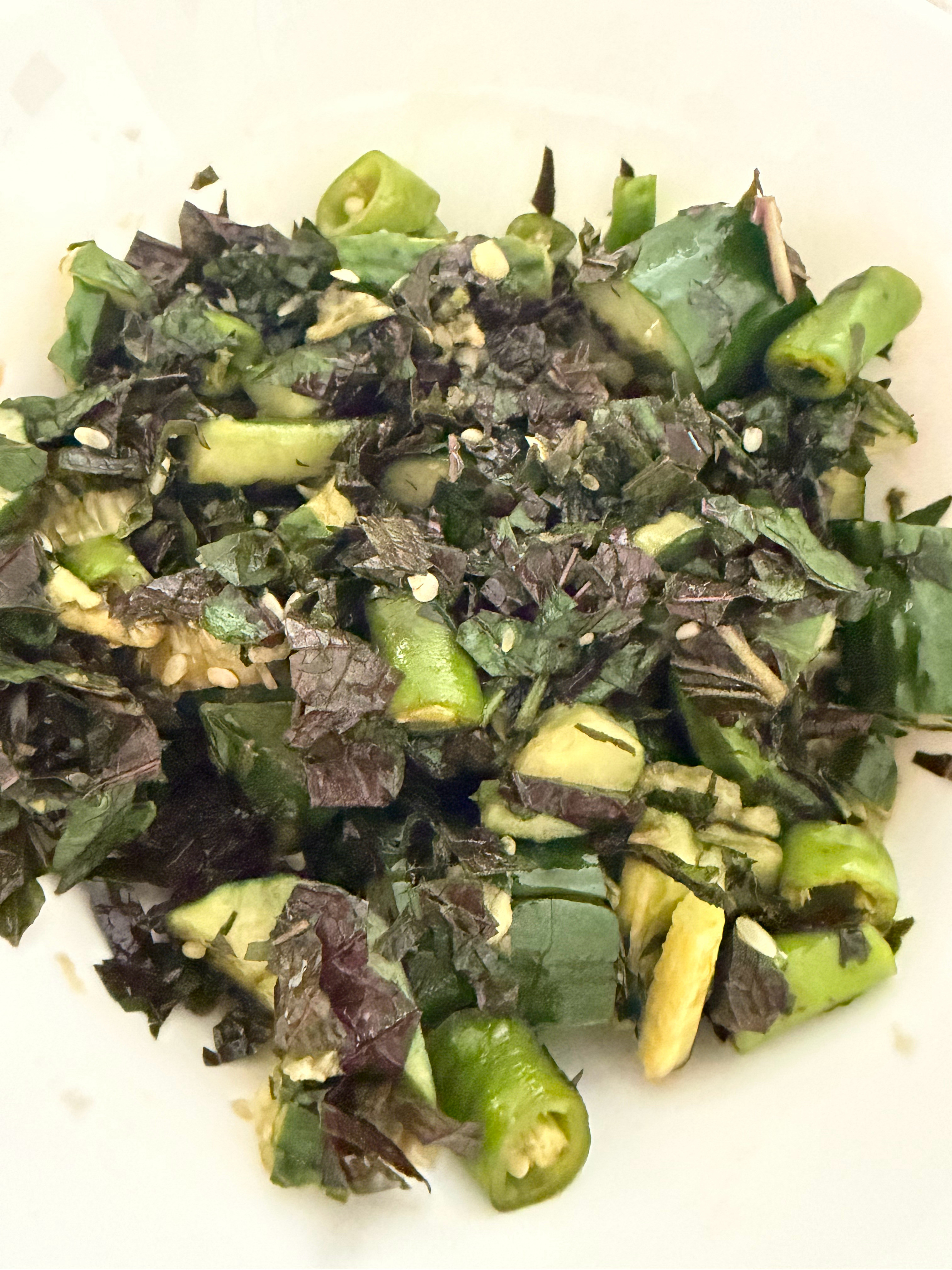 午饭操作进行时，先做一个凉拌菜～苏子叶黄瓜辣椒一起拌很清口～