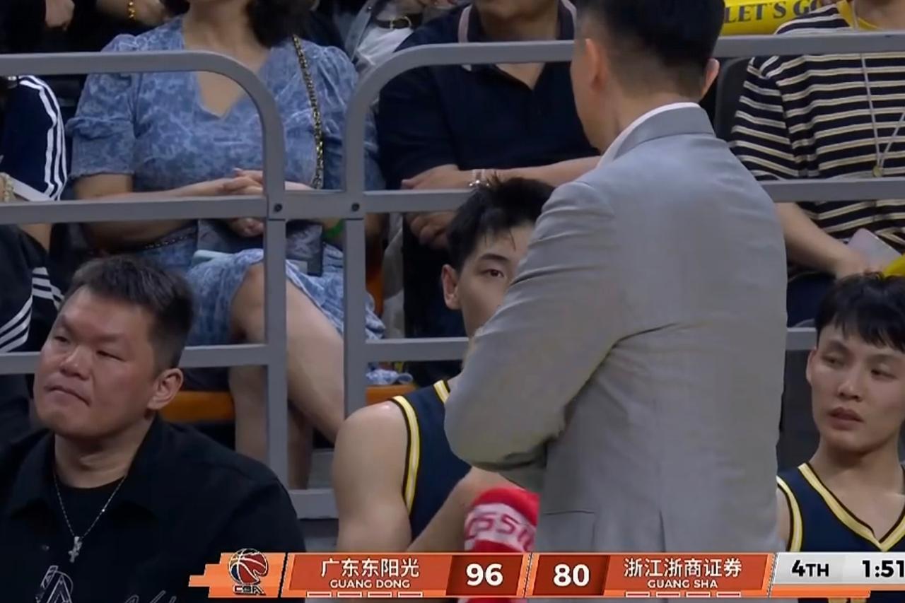 广东20分大胜广厦，场边出现罕见一幕:本场比赛，广东宏远全员皆兵，四大外援都