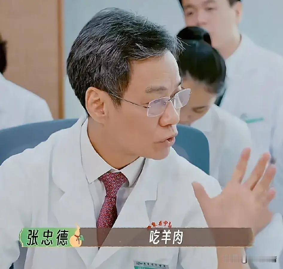 一个妈妈生完孩子后特别怕冷，大夏天都穿很多，知名中医张忠德icon给她把脉后说：