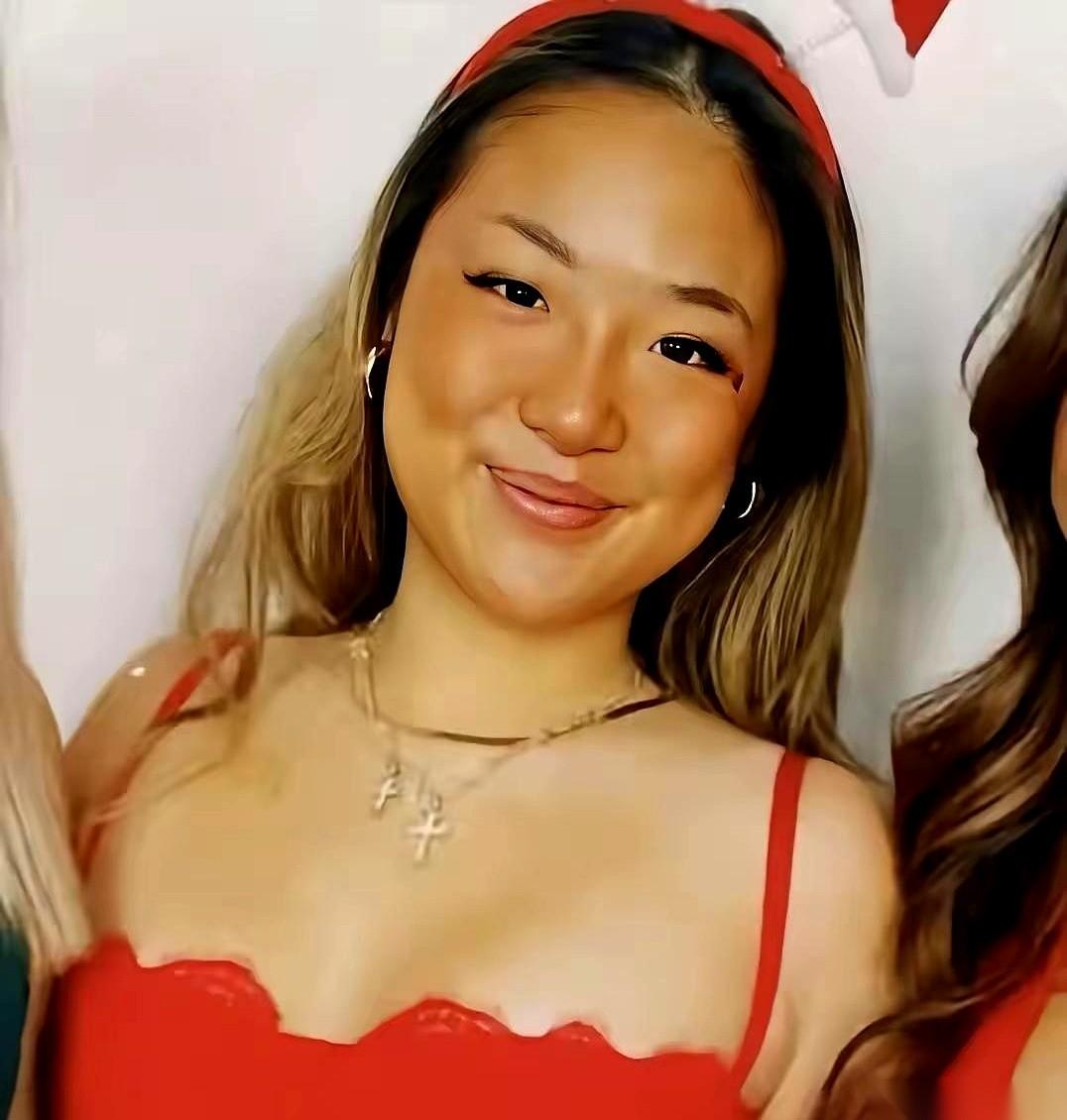 张学友25岁的女儿露了正脸，网上直接吵翻了天。平常被家里护得严严实实，这回一露