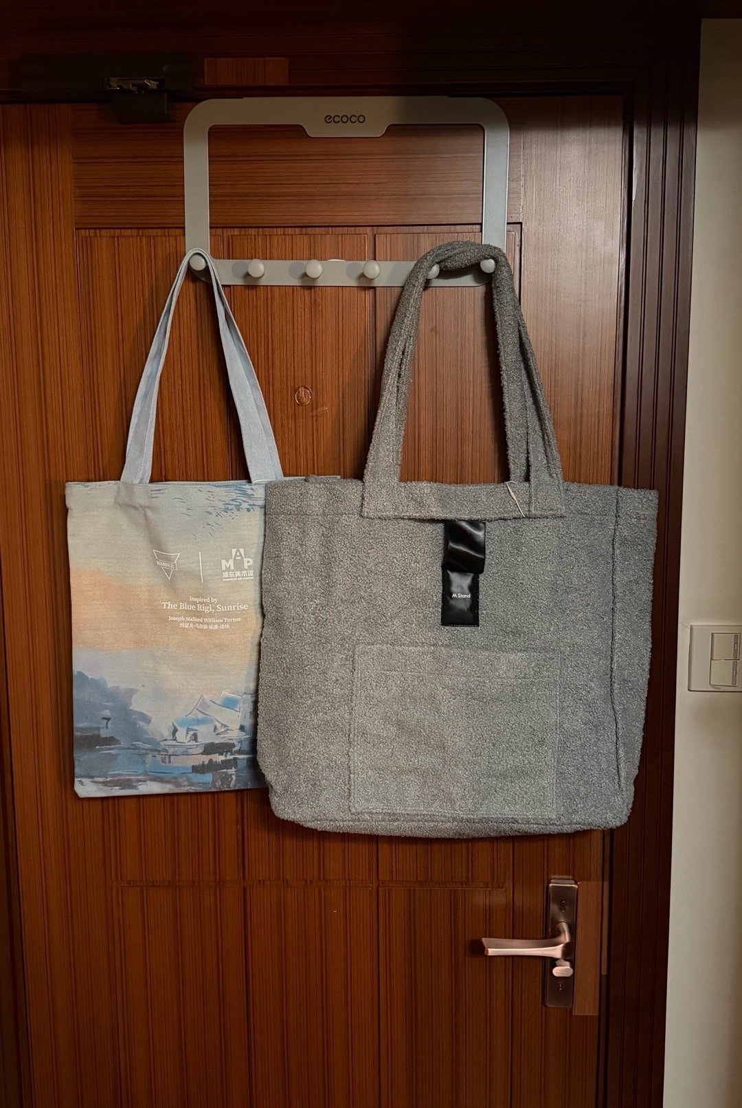 上海的咖啡已经变成卖包包的了一个Manner一个Mstand