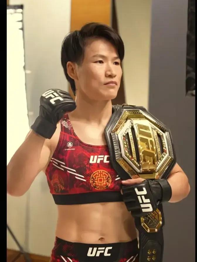 跨级硬刚五回合！张伟丽惜败舍甫琴科，勇气远超胜负麦迪逊广场花园的灯光聚焦八角