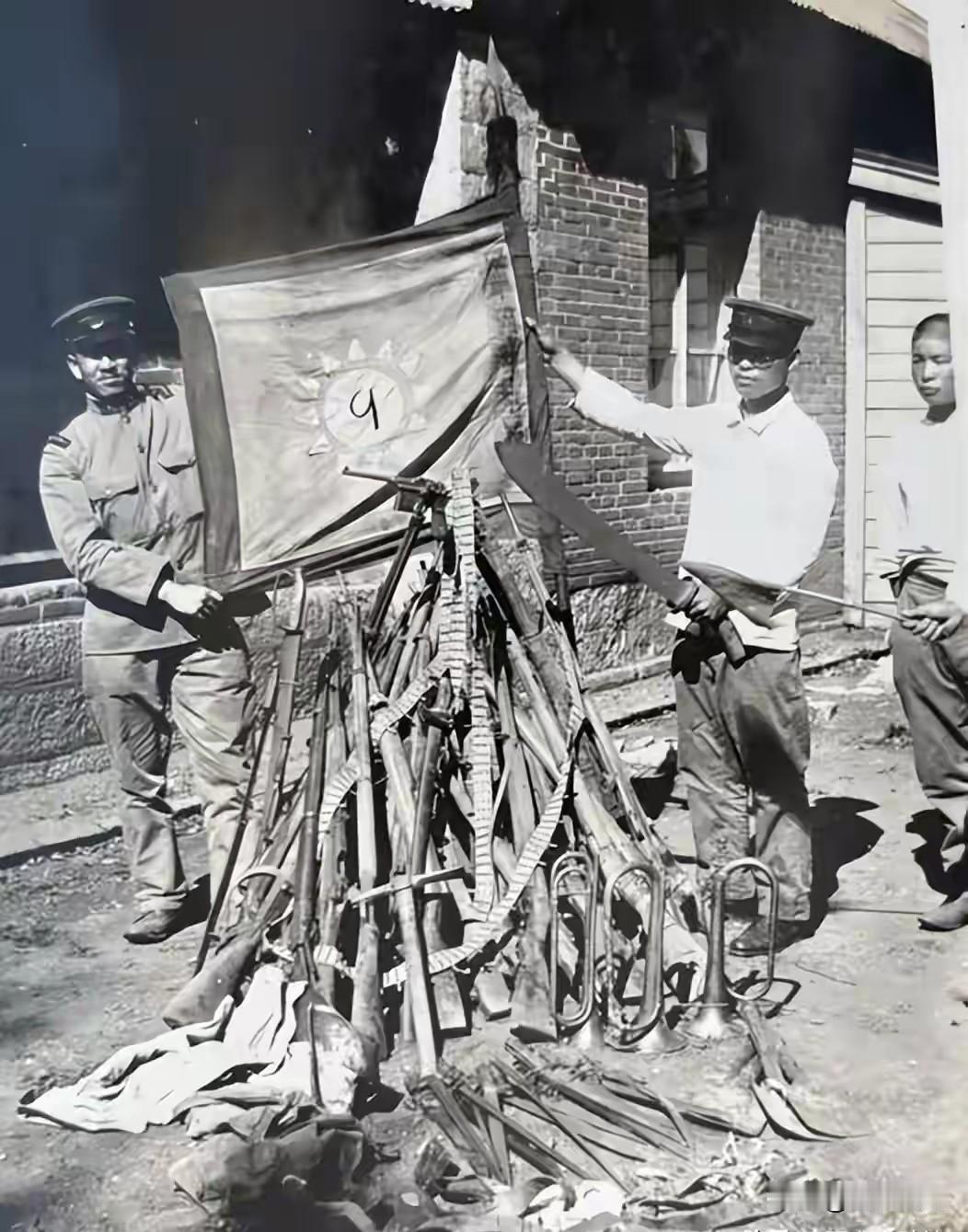 济南惨案发生后，几名得意洋洋的日军正在炫耀他们的战利品，只见他们举着一面国民革命