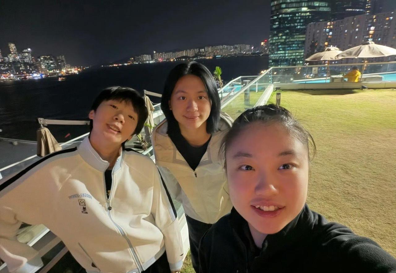 曼昱、陈熠、徐奕[赞]！三姐妹真是要好啊，虽说2025香港总决赛女单半决赛上曼