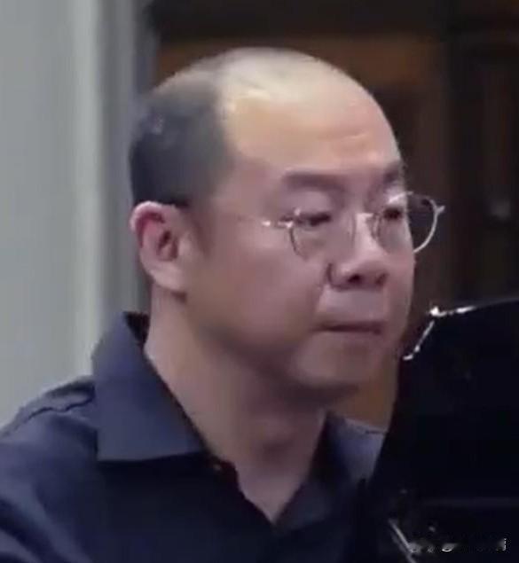 父亲是乒坛名宿，妈妈是著名的钢琴家，他曾经是崔建乐队的键盘手！庄飙，乒乓名