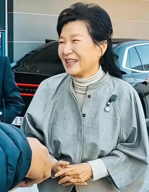 朴槿惠这标志性的微笑是不是久违了？整个人状态看上去还不错啊！曾经在公共场合，