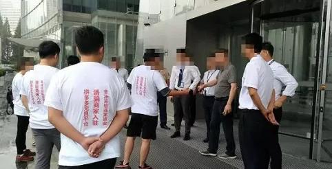 2025年12月，拼多多上海总部上演了一出比黑帮片还离谱的场面：面对国家市场监管