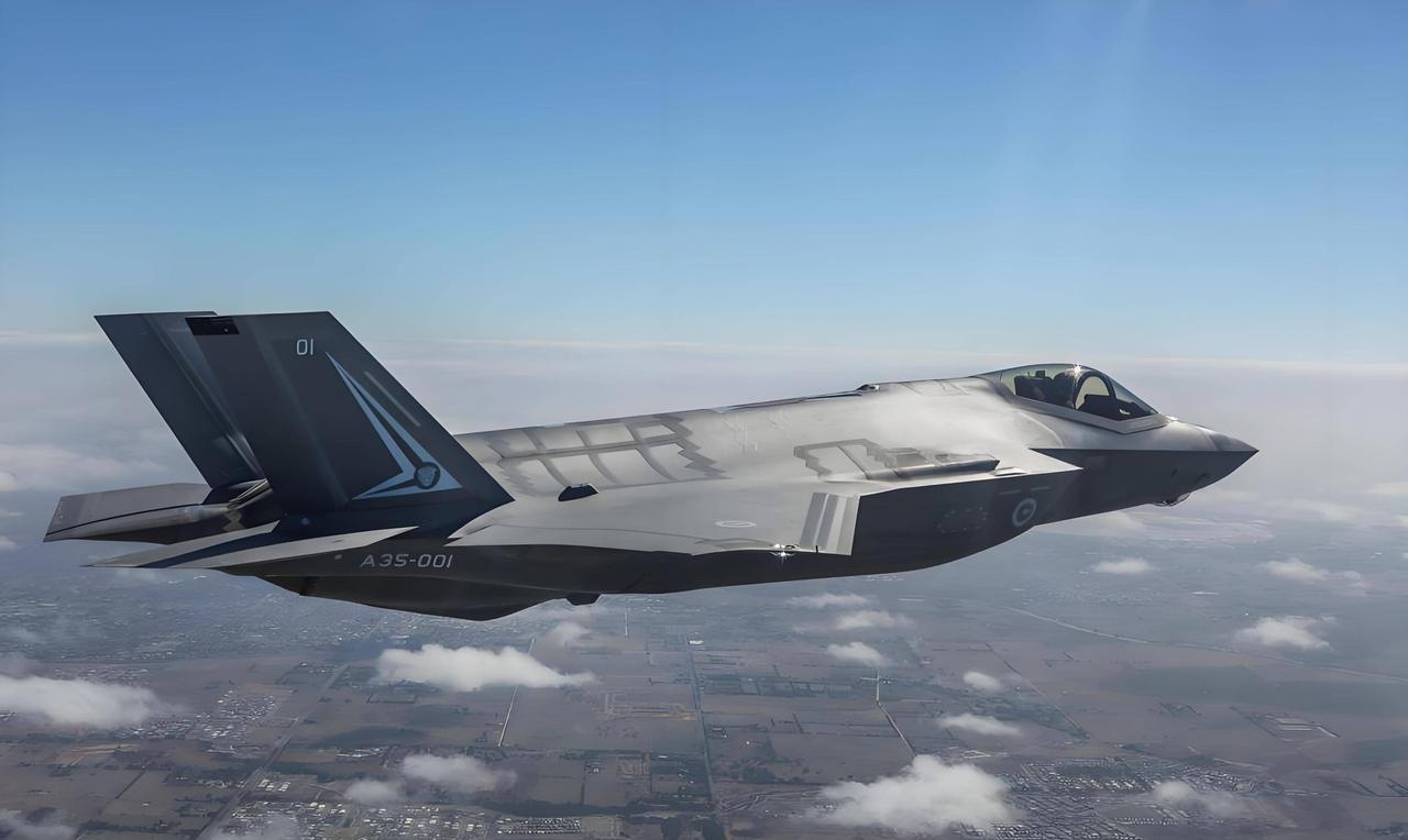 北约成员国爱沙尼亚领空，被米格-31超音速战斗机轻松杀入，F-35A锁定整整十数