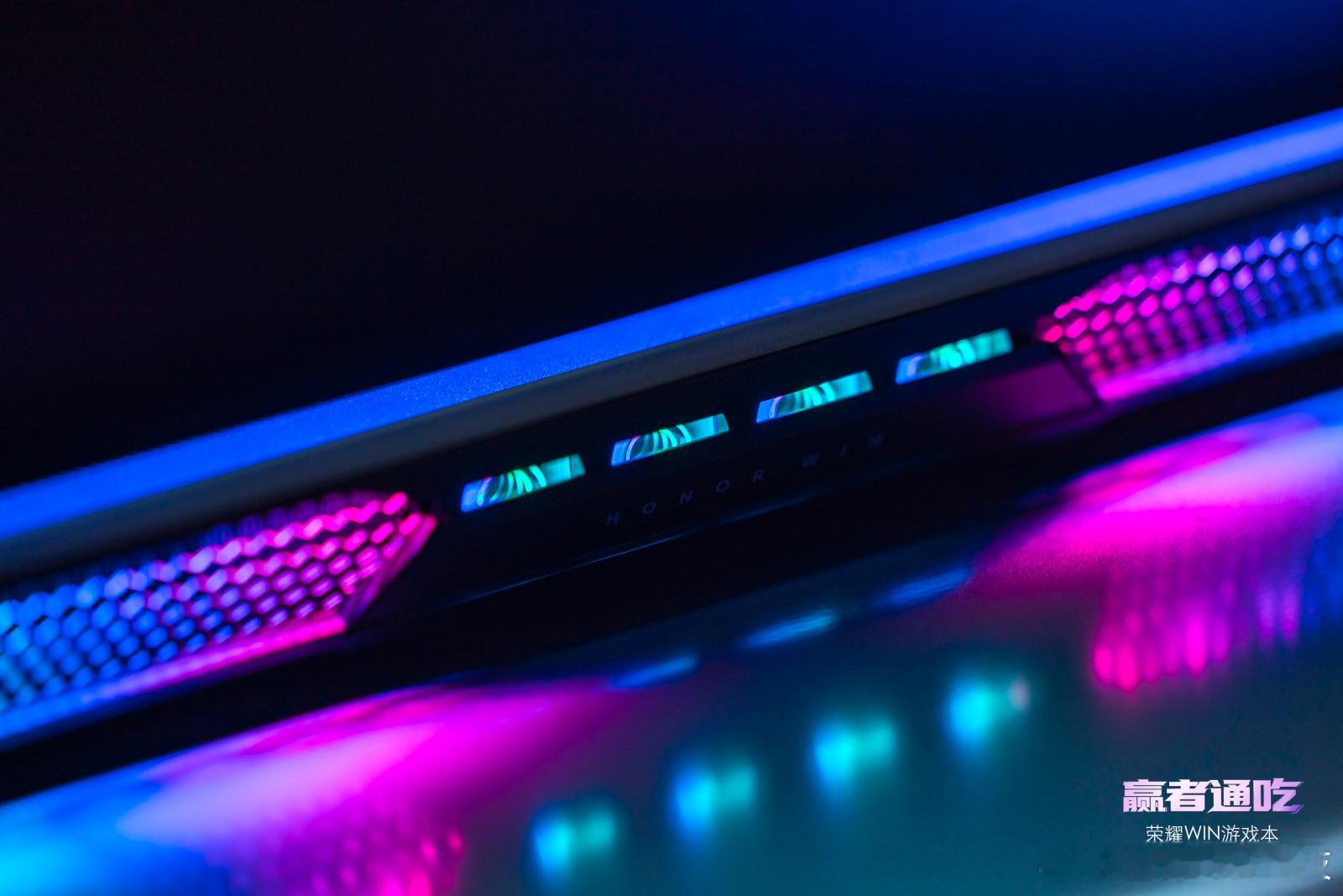 荣耀WIN游戏本的东风尾喷光效一览无余，没有一点多余的成分，像极了要上天的燃料推