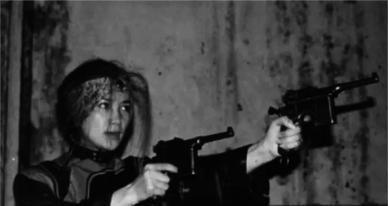 1925年，24岁的青楼女子张素贞正在接客。然而，当她开始宽衣解带时，一把枪却抵