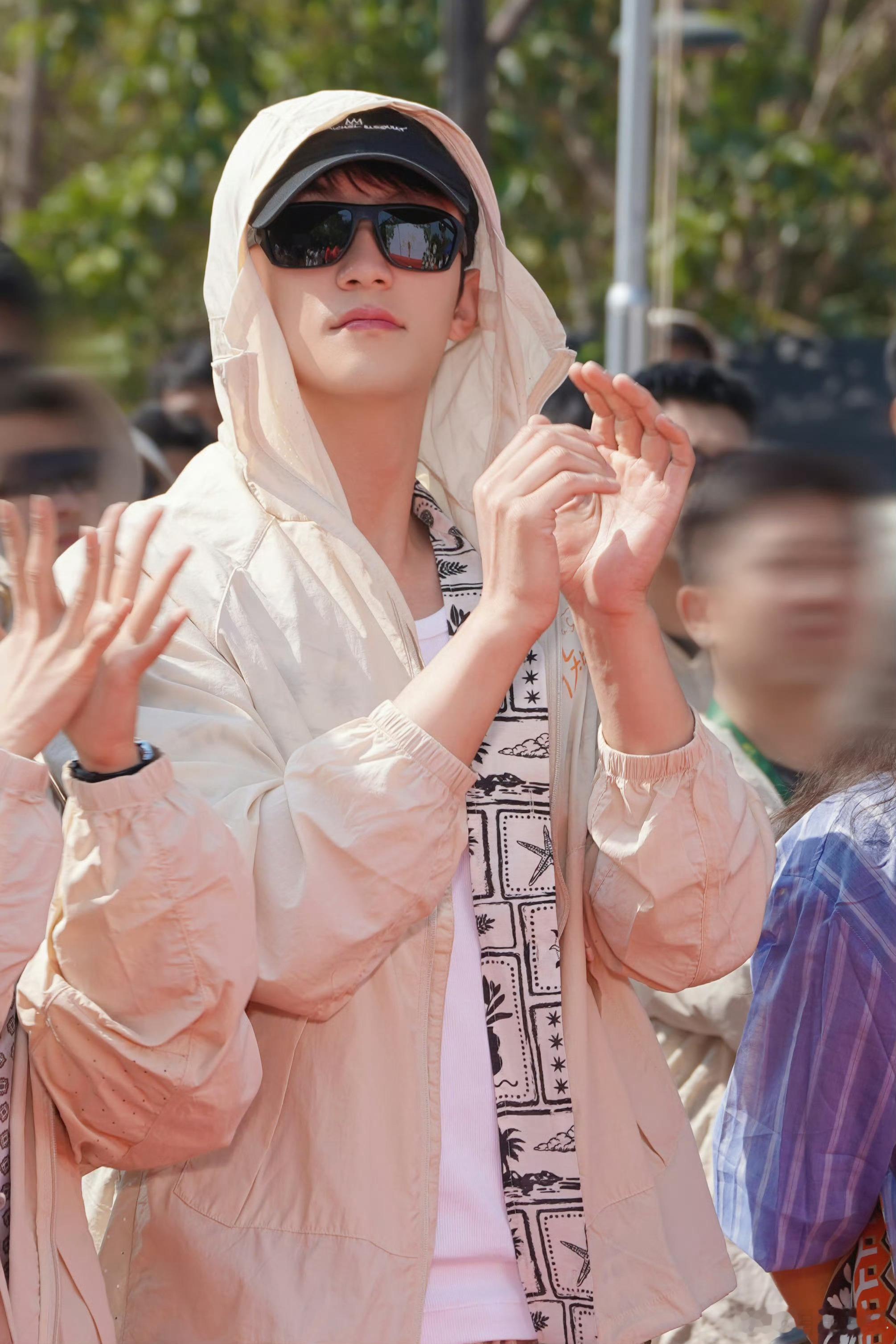 明川有知夏官宣开机黄景瑜明川有知夏黄景瑜厉泽川黄景瑜真是制服的神，天生为了穿制