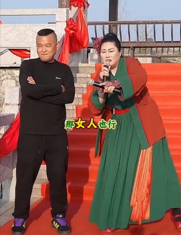 真的看傻了！这不比电视剧还离谱？51岁的老登，就趁老婆上厕所那几分钟空档，偷