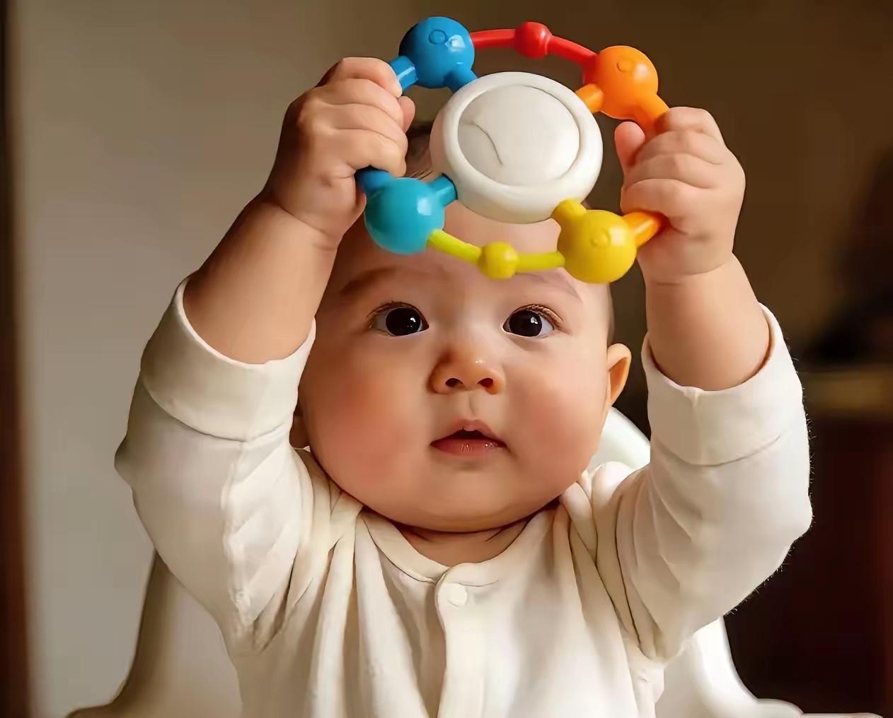 这个漂亮的孩子有一个天下最好的舅舅，他的父亲因公牺牲，妈妈悲伤过度也去世了。孩子