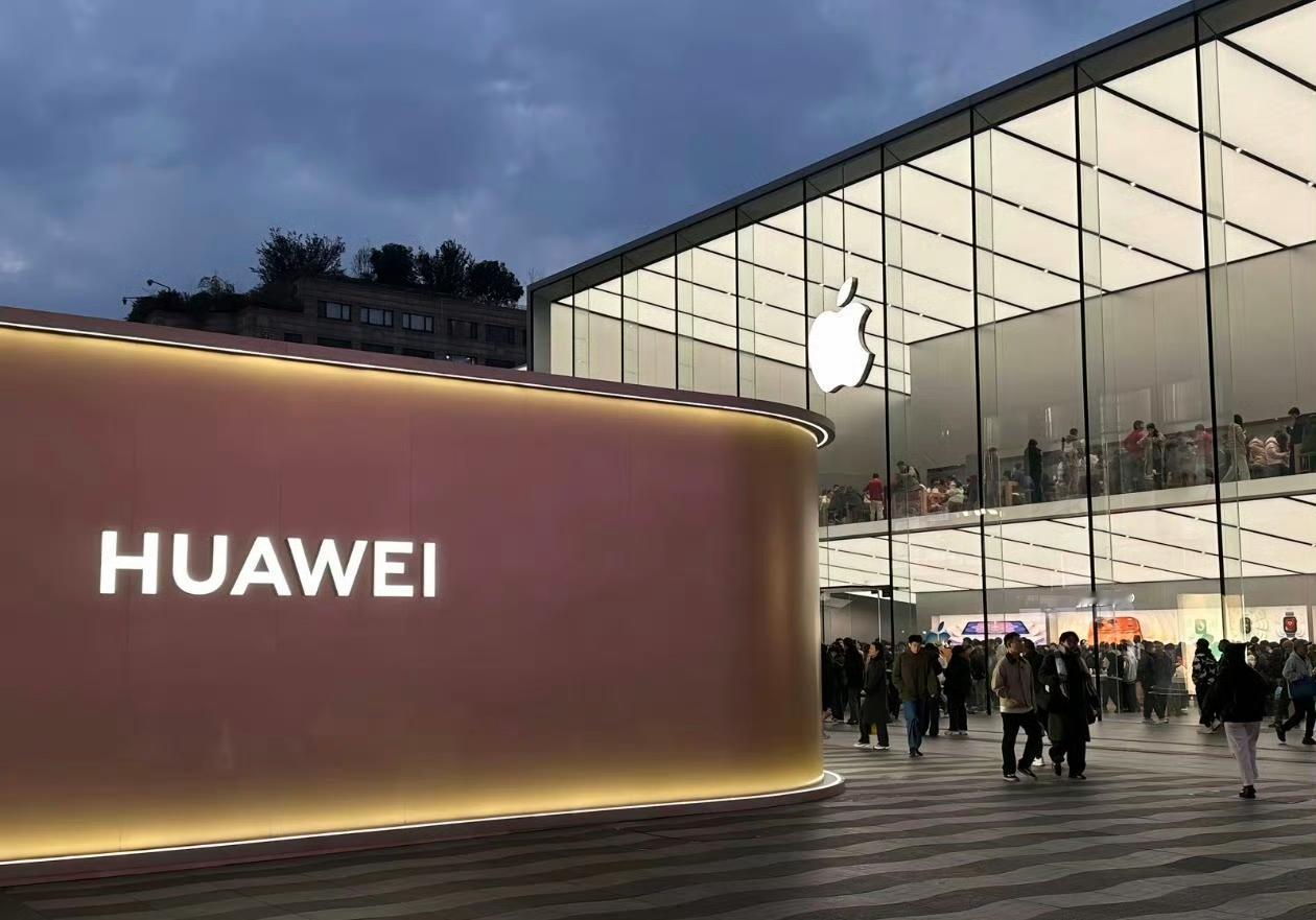 华为在西湖AppleStore面前开了一家快闪店，相距连100米都没有，“贴脸