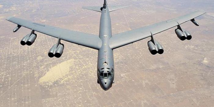 B-52在自家后院摔了，70岁老爷机带走了8条命美军一架B-52H战略轰炸机