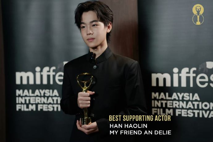 韩昊霖的表演富有文学性。他将安德烈塑造为一种情感象征：始于倔强的疏离，终于温暖的