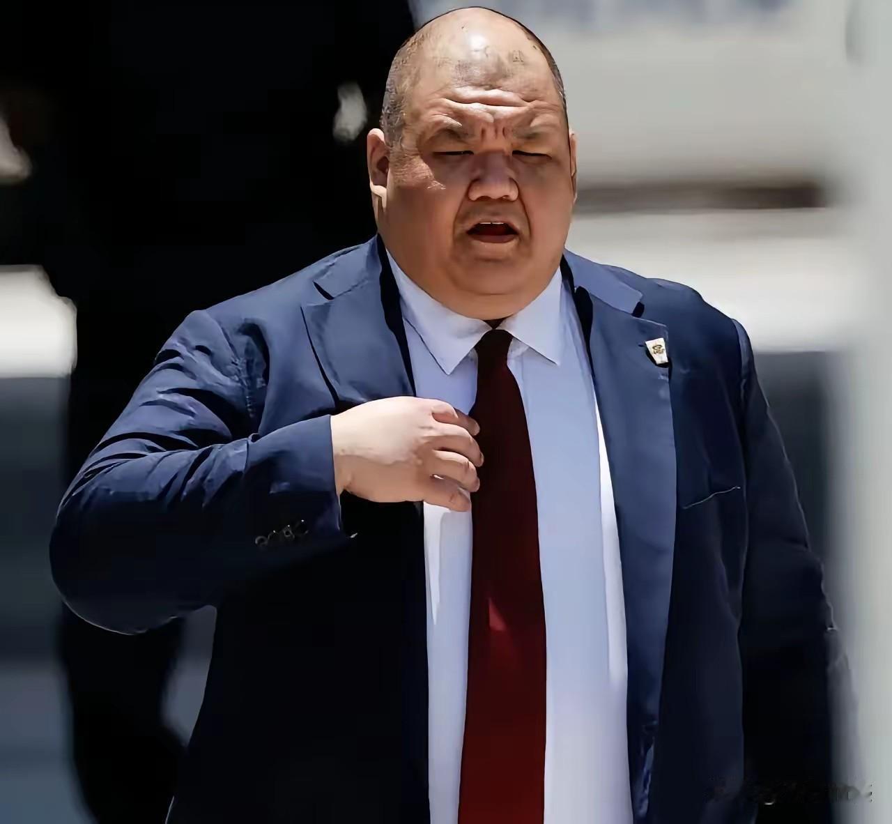 随特朗普访问的这个这个男人，名字叫张振熙，是白宫通讯总监，也是特朗普内阁中唯一的