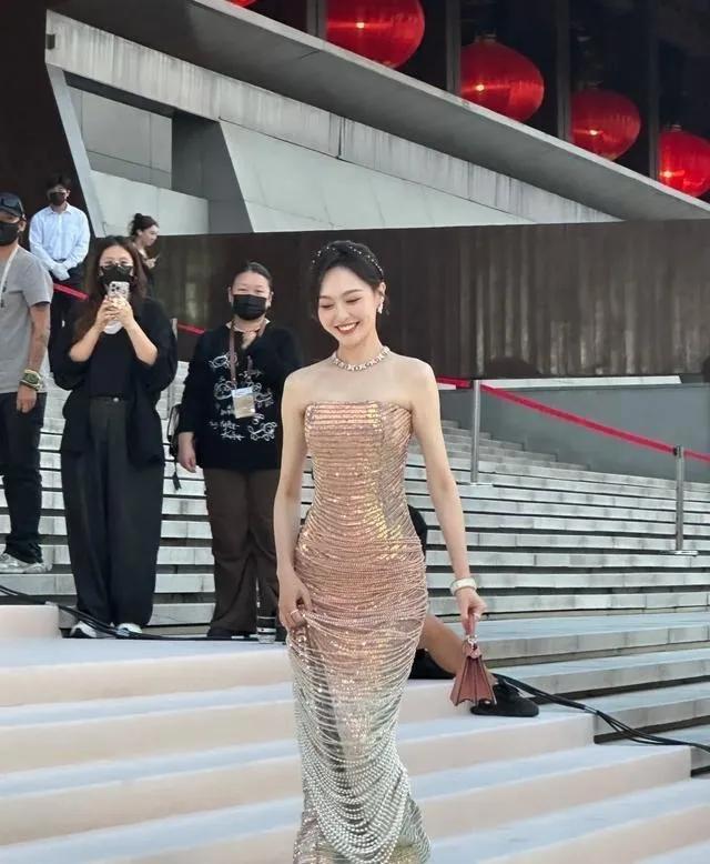 唐嫣：金熊猫奖成都盛典上的璀璨之星在刚刚落下帷幕的金熊猫奖成都盛典上，唐嫣