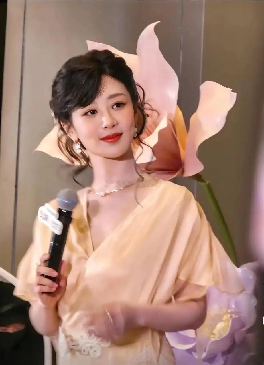 杨紫估计现在头也很痛。不是拍戏从高原下来不适应。也不是后面没有好剧本，而是她现在